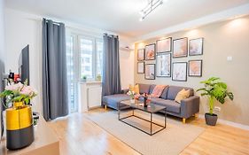 Spacious Newly Renovated 2Br Apartments With Balcony