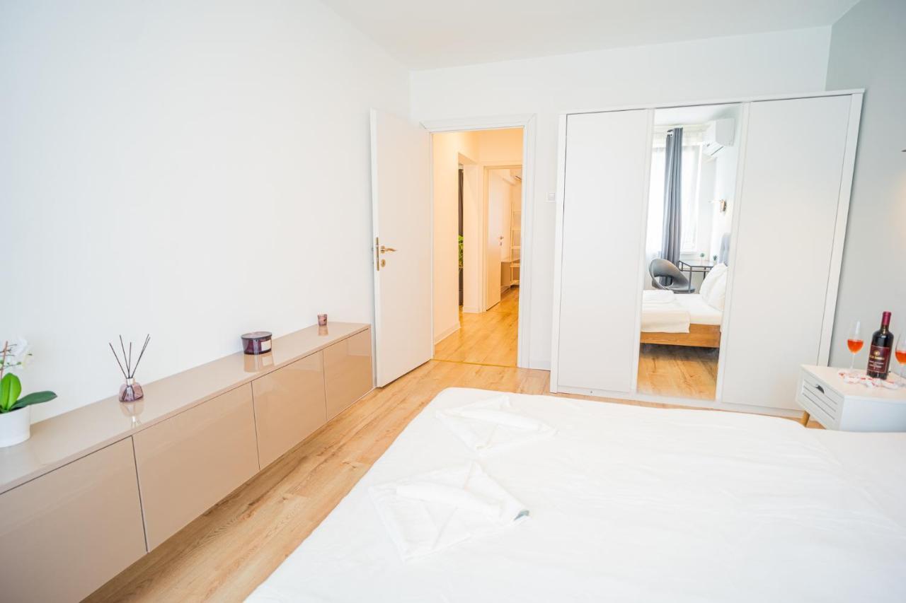 Spacious Newly Renovated 2Br Apartments With Balcony Bucharest Exterior photo