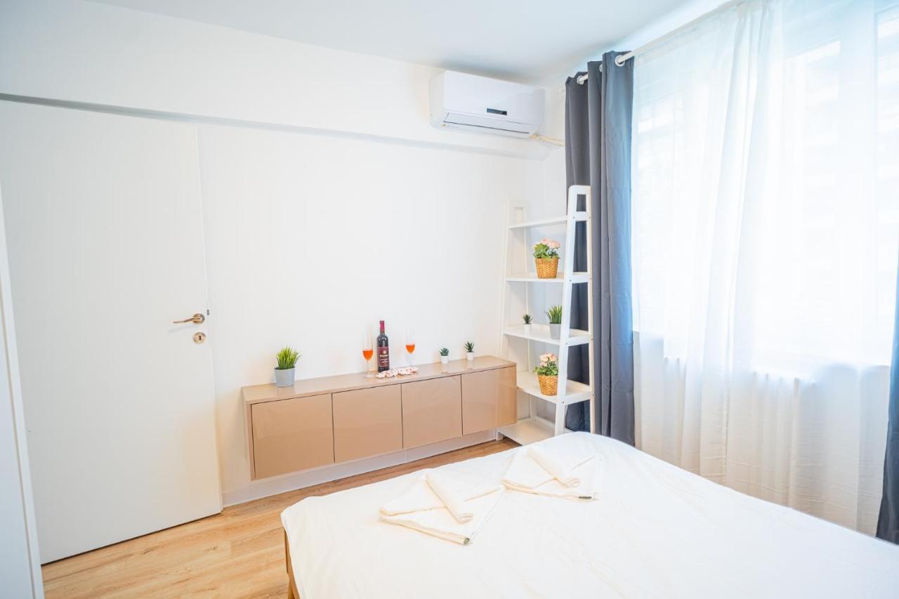 Spacious Newly Renovated 2Br Apartments With Balcony Bucharest Exterior photo