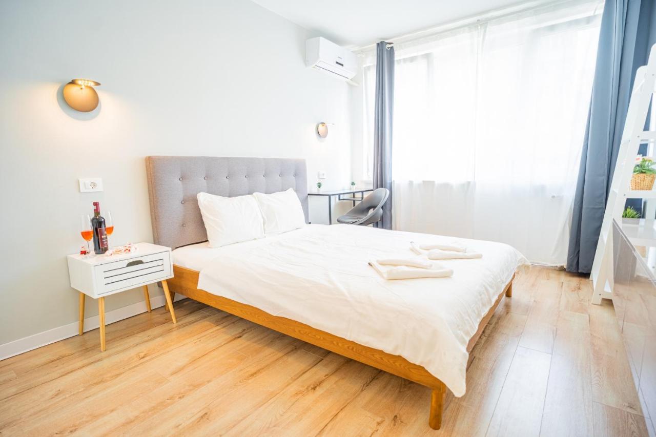 Spacious Newly Renovated 2Br Apartments With Balcony Bucharest Exterior photo