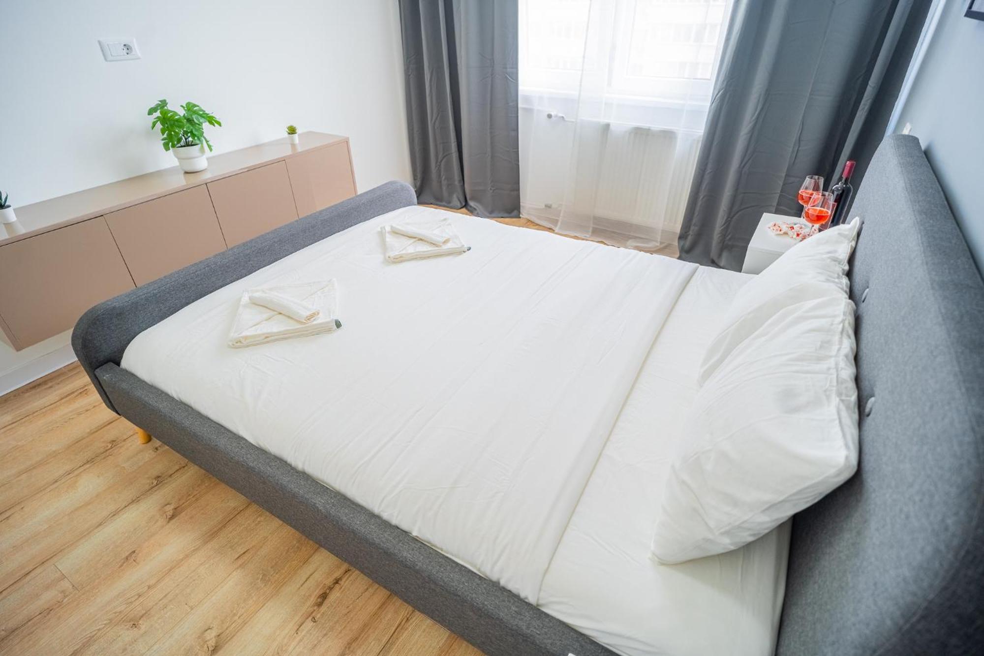 Spacious Newly Renovated 2Br Apartments With Balcony Bucharest Exterior photo