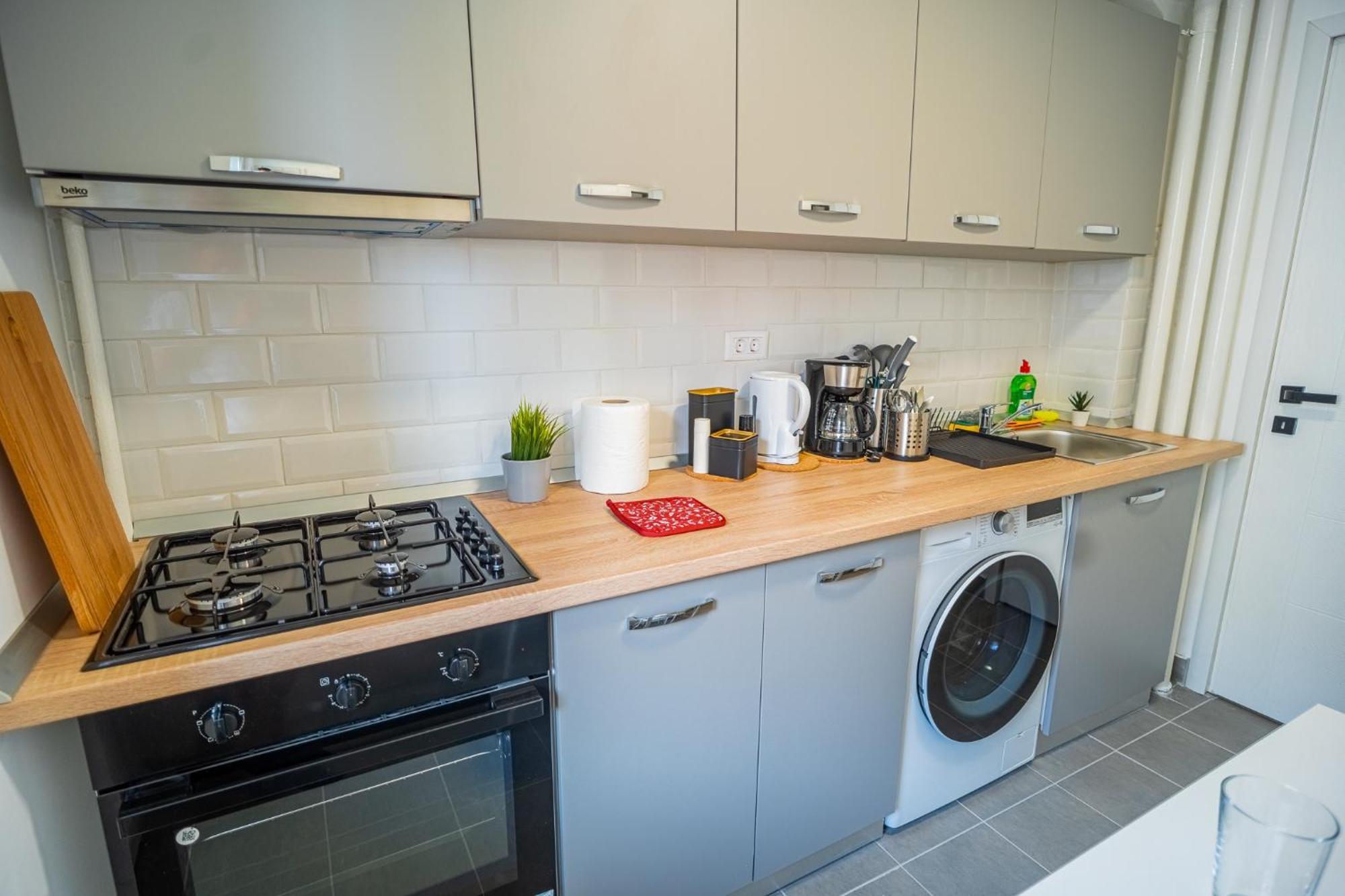 Spacious Newly Renovated 2Br Apartments With Balcony Bucharest Exterior photo