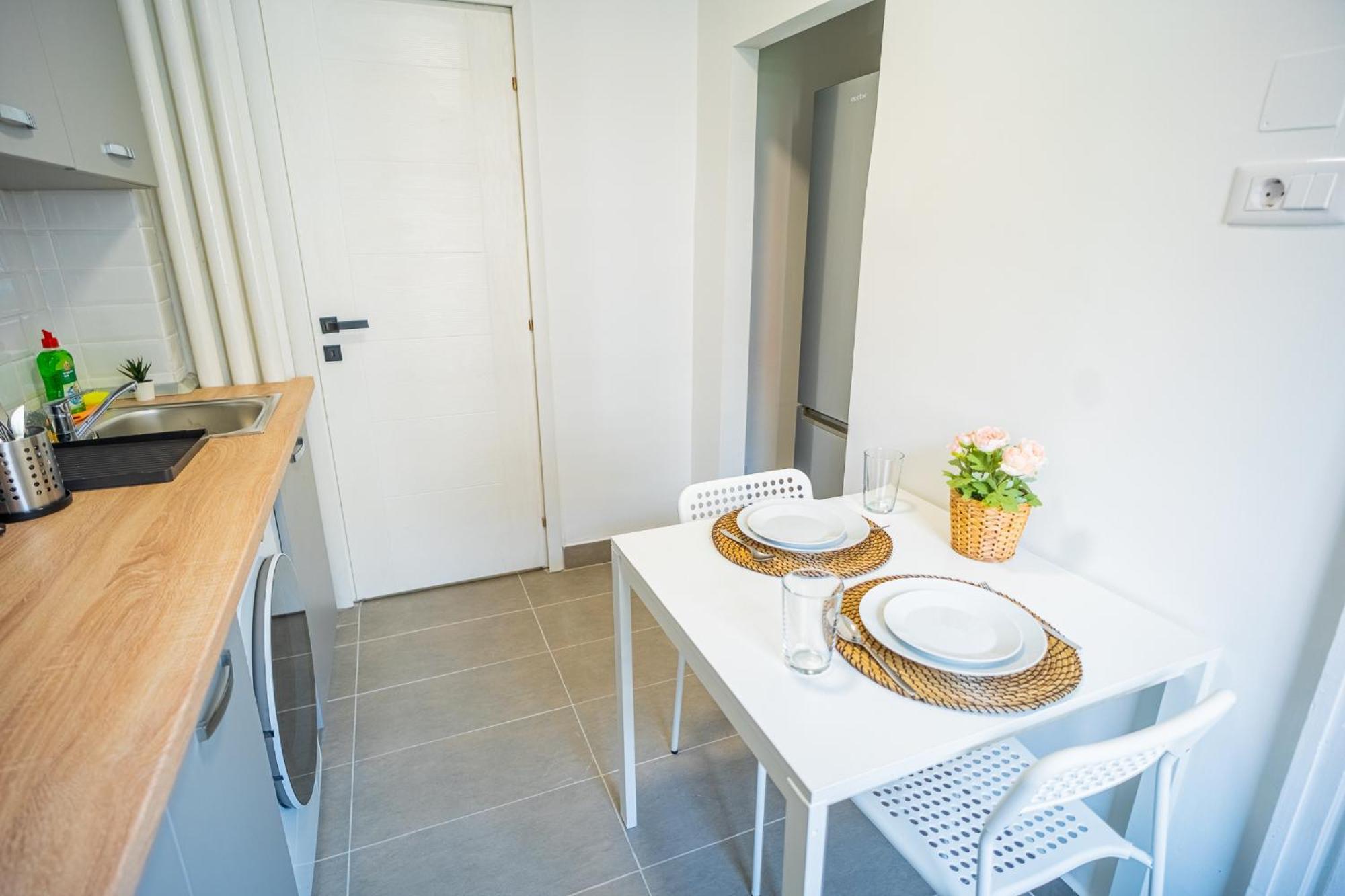 Spacious Newly Renovated 2Br Apartments With Balcony Bucharest Exterior photo
