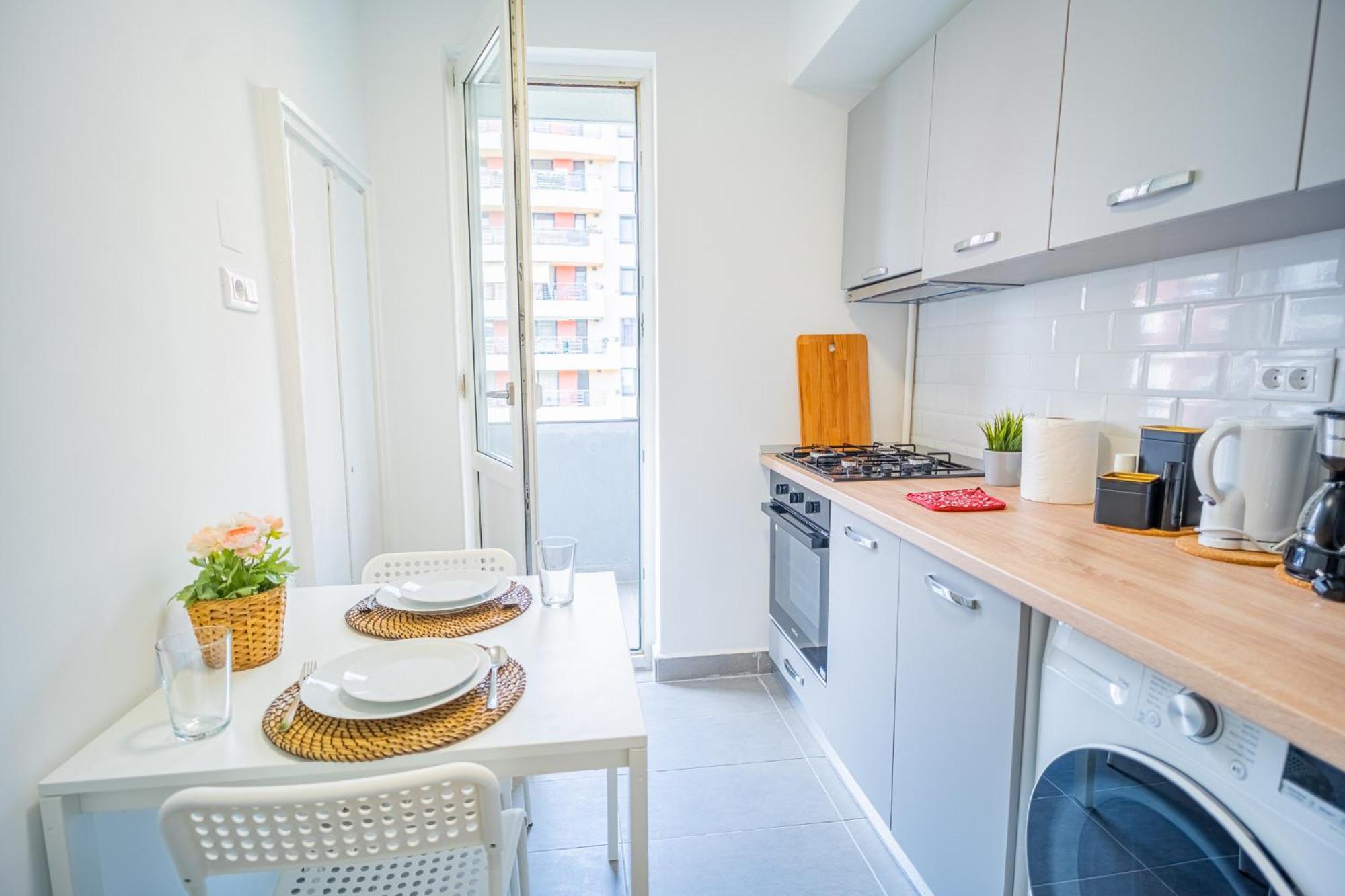 Spacious Newly Renovated 2Br Apartments With Balcony Bucharest Exterior photo
