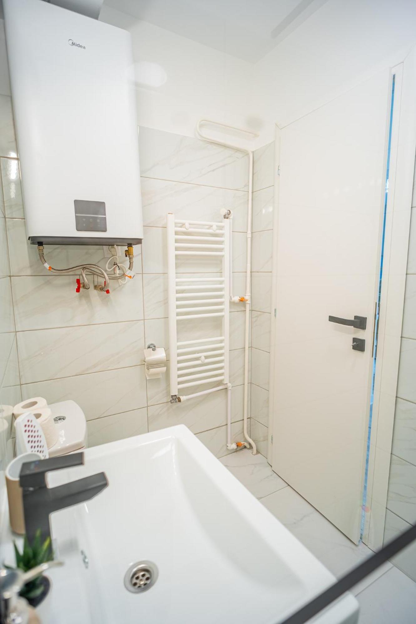 Spacious Newly Renovated 2Br Apartments With Balcony Bucharest Exterior photo